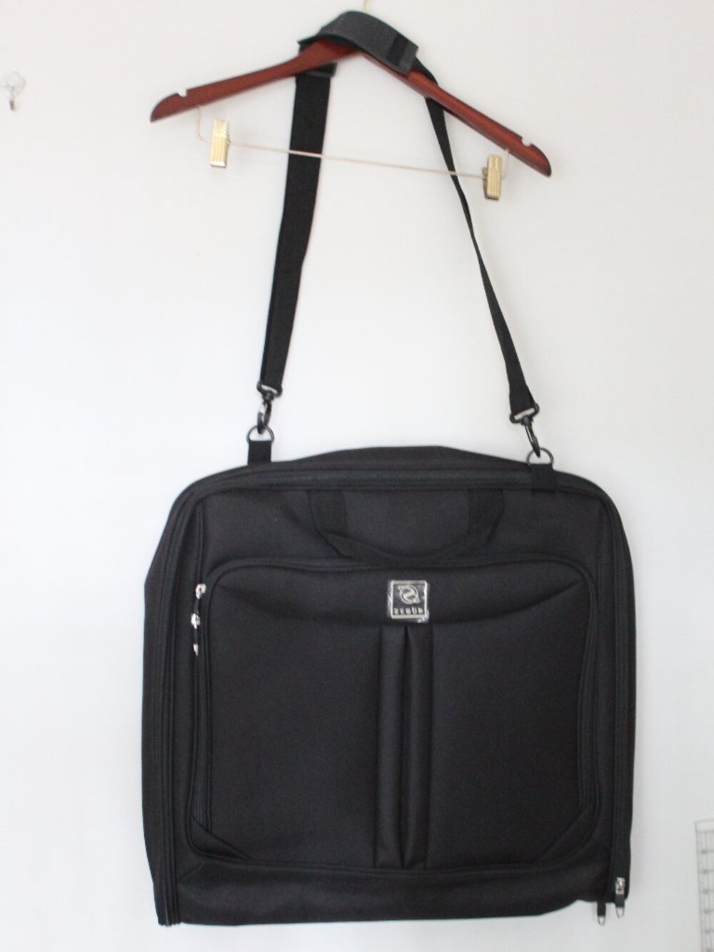 NWOT Zegur 40 " Carry-On Garment Bag for Travel -Hangs 4 suits